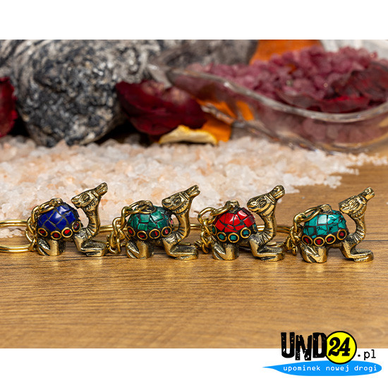 Brelok Dromader - złoty - inkrustowany kamieniami w kolorze czerwonym